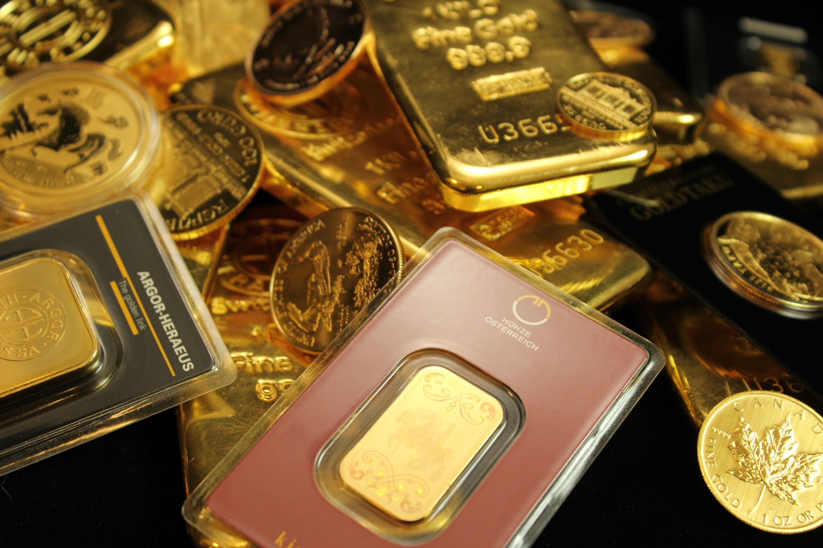 Gold Advances Towards Three-Month High as Weaker Dollar and Fiscal Concerns Lift Safe-Haven Demand