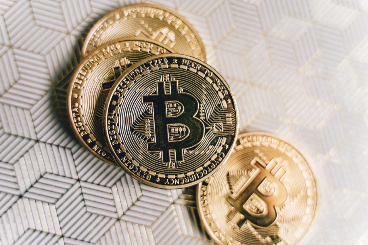Bitcoin Climbs Above $80,000 as Softer Dollar and Debasement Concerns Support Digital Asset Demand