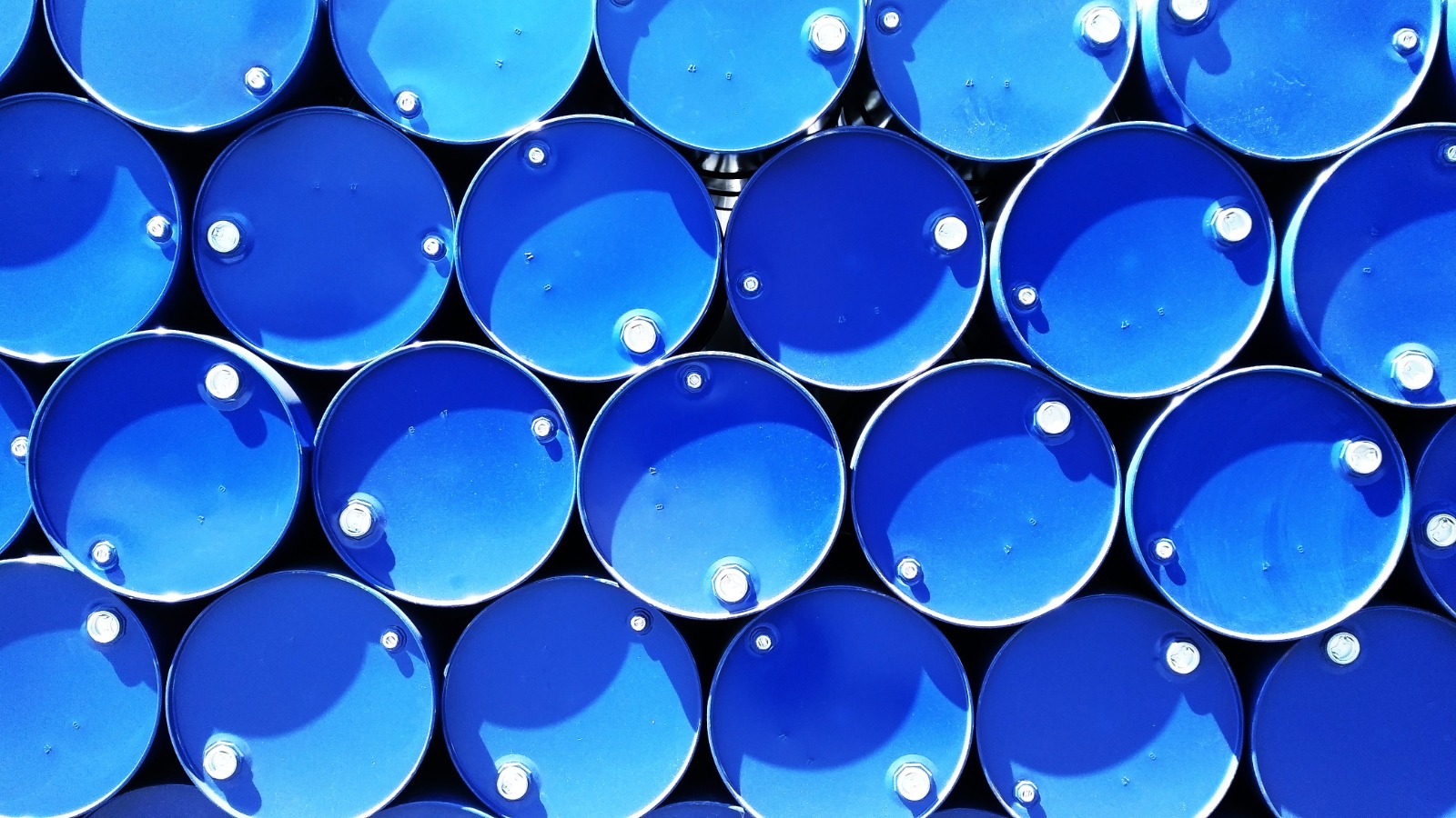 Oil Climbs as Renewed US-Iran Hostilities Revive Fears Over Global Energy Security