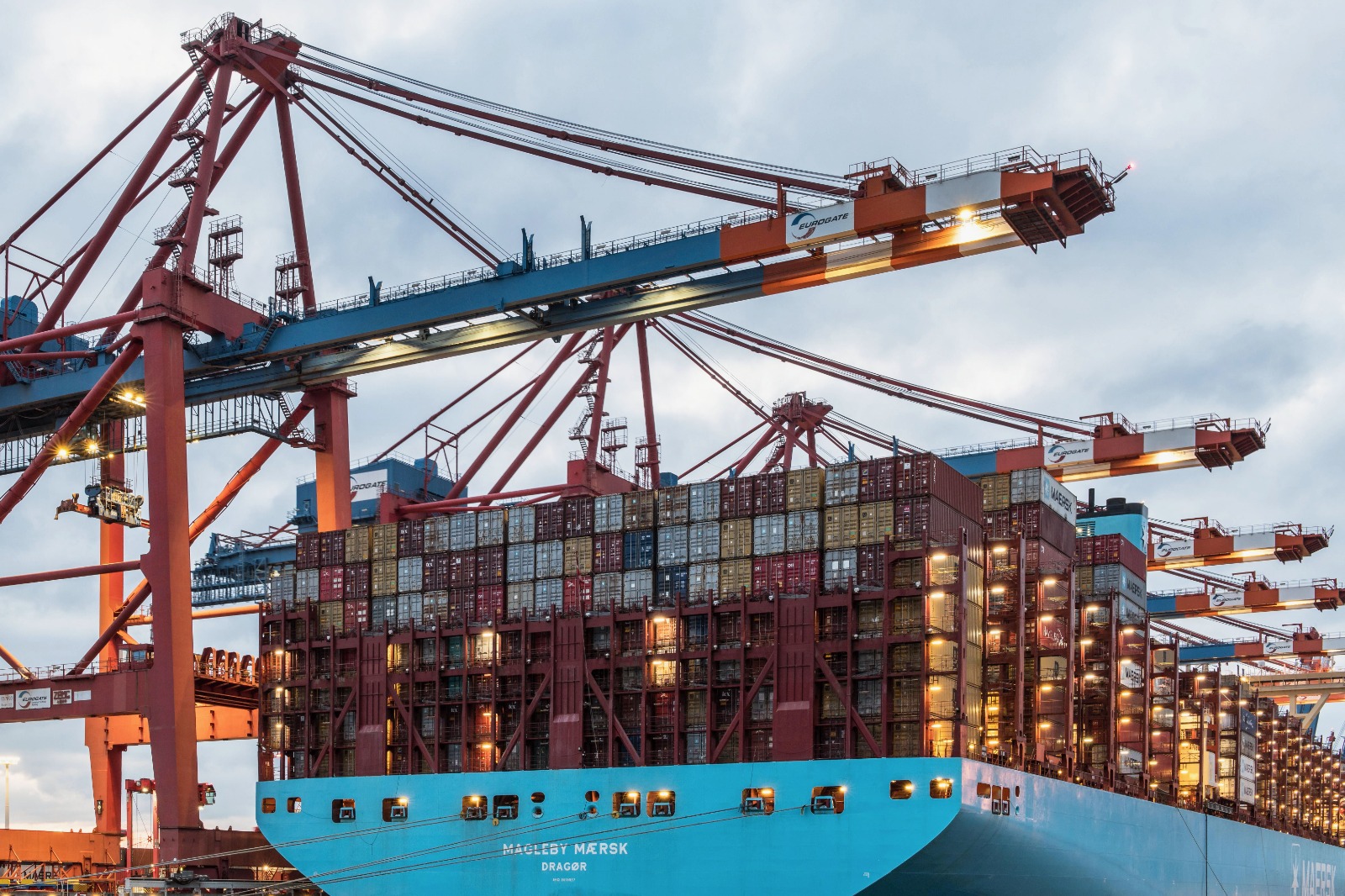 Hormuz Shipping Falls Further as Energy Traders Reprice Risk of Prolonged Middle East Disruption